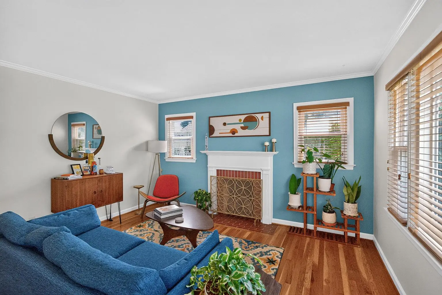 Living room — photo 3 of 48