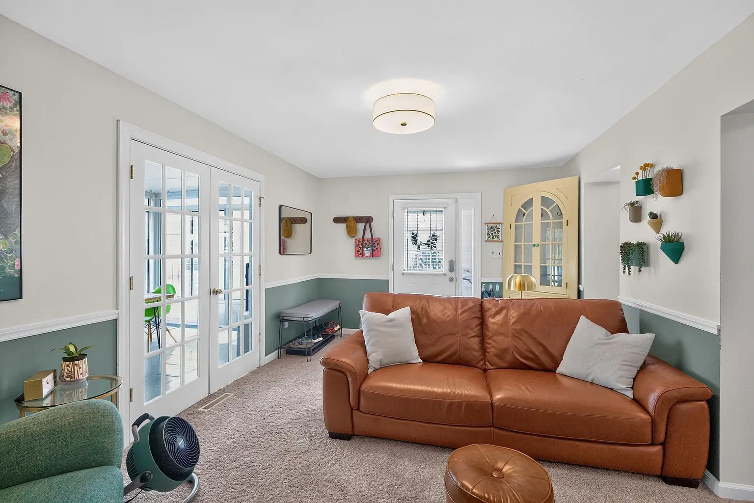 Family room — photo 11 of 48