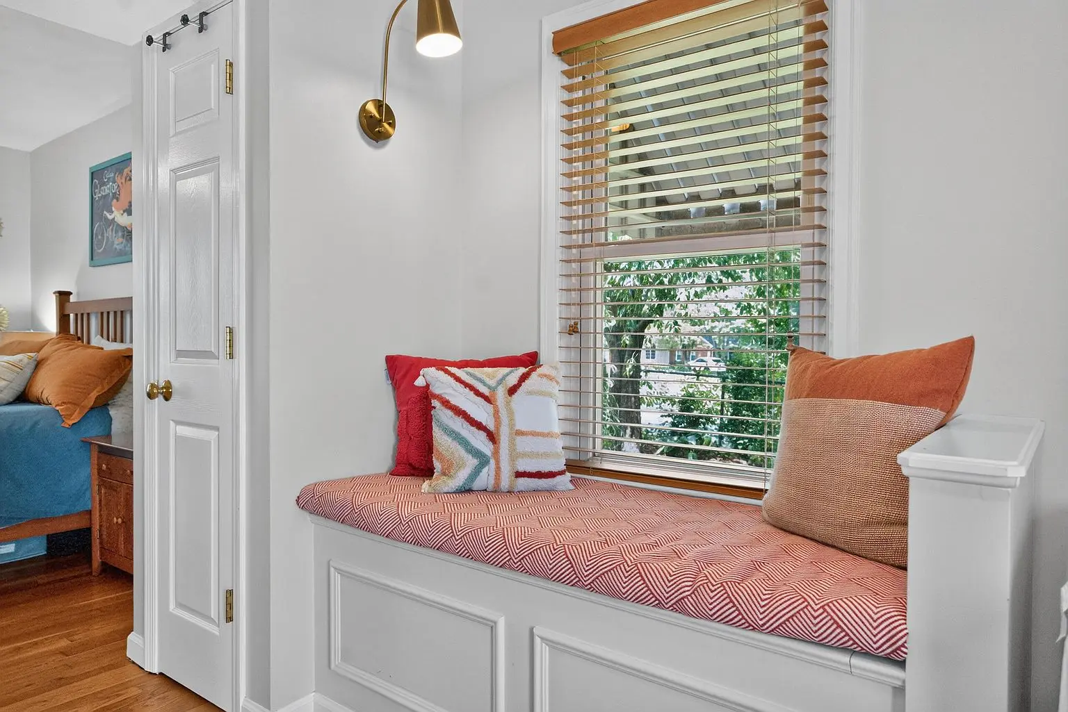 Window-seat nook — photo 18 of 48