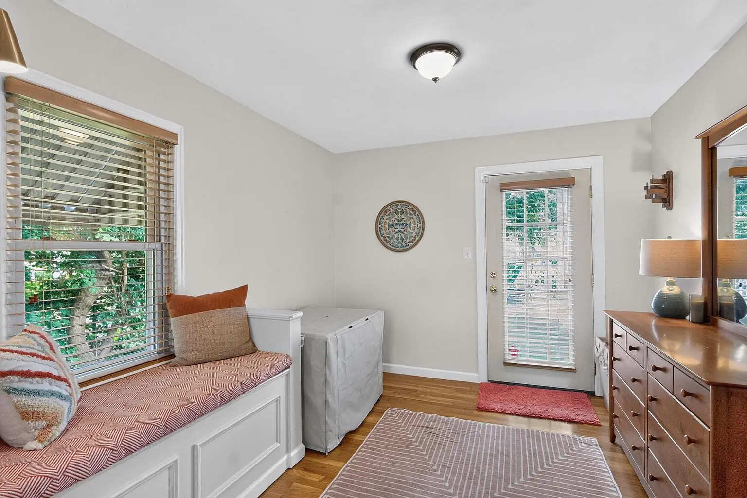 Window-seat nook — photo 19 of 48