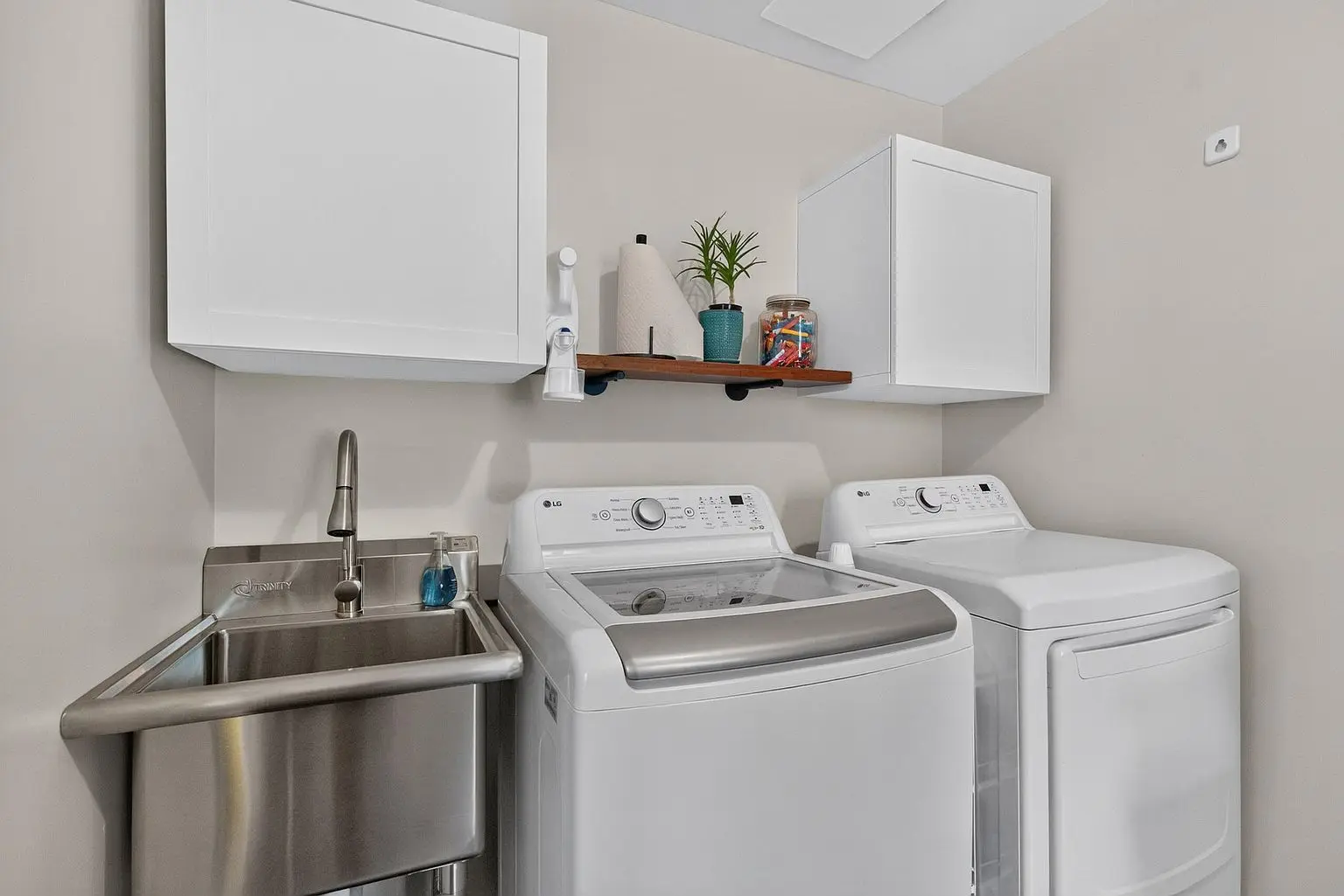 Laundry room — photo 23 of 48