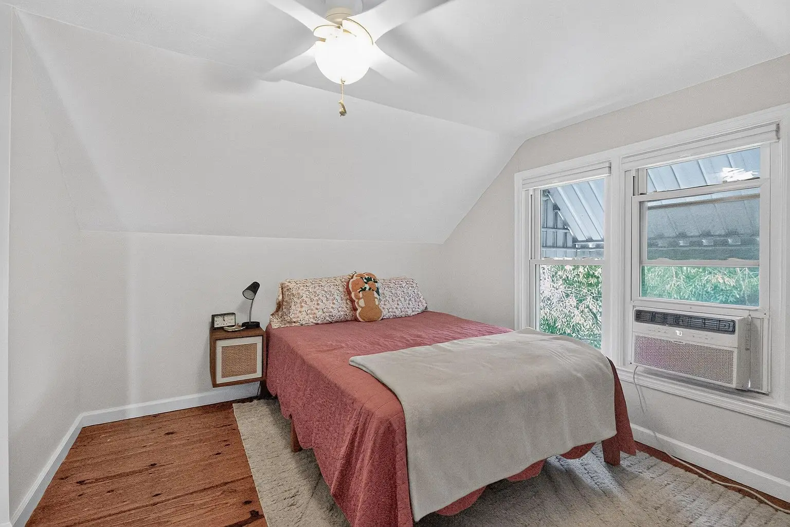 Upstairs bedroom — photo 29 of 48